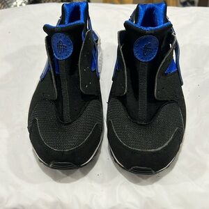 Nike Huarache size 2Y NEW **missing laces**